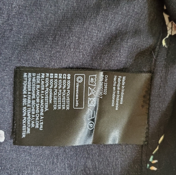 H&M Silky Long-Sleeve Button-Down Floral Blouse, 2 - Picture 8 of 9